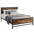 Letto matrimoniale in metallo con pannelli effetto legno 200x180x136 cm - nero - marrone - stile industriale per camera da letto
